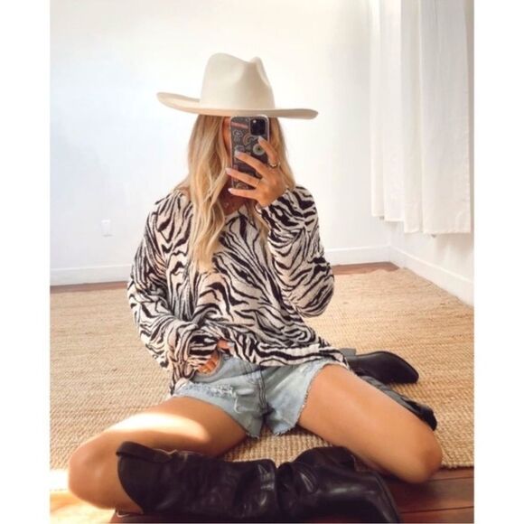 Show Me Your MuMu Hug Me Sweater Coconut Zebra Knit Sz XS (OVERSIZED) - Picture 3 of 8